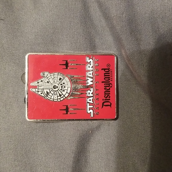Disneyland Star Wars Galaxy's Edge 2019 Red Travel Pin Millennium Falcon - Picture 1 of 3
